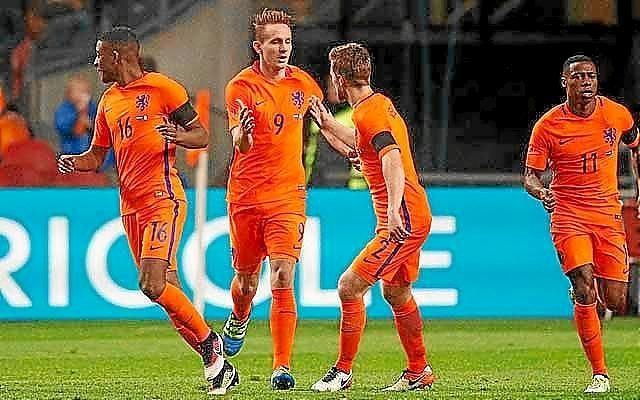 Ronald de Boer defiende de las críticas a De Jong