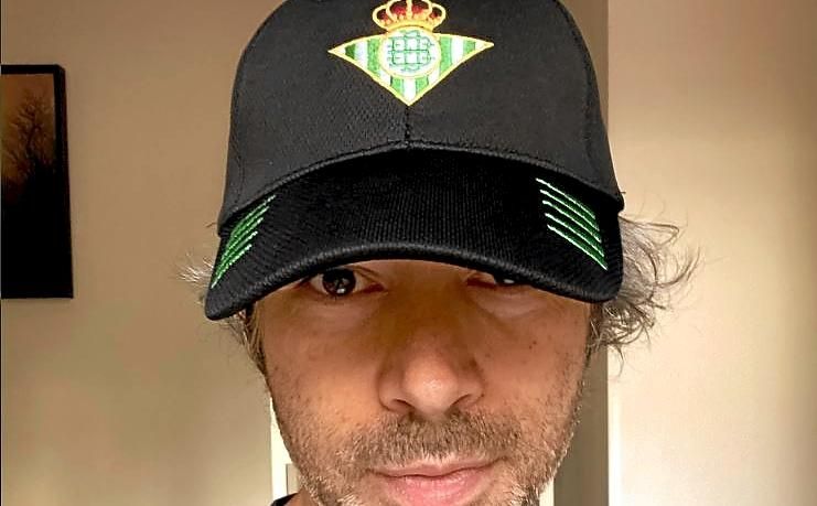 El famoso pianista James Rhodes y su gorra del Betis
