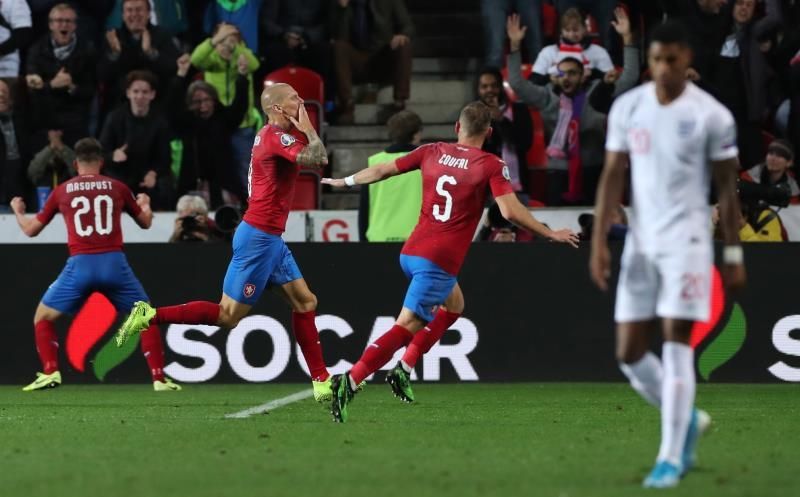 2-1. Inglaterra es víctima de sus propios errores y aplaza su clasificación