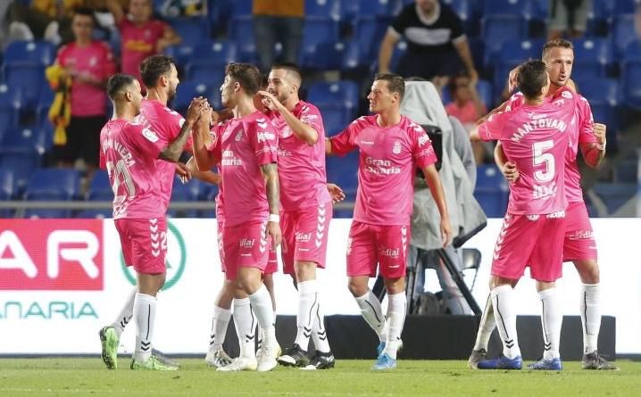 3-0. Las Palmas golea y hunde al Deportivo en el último puesto