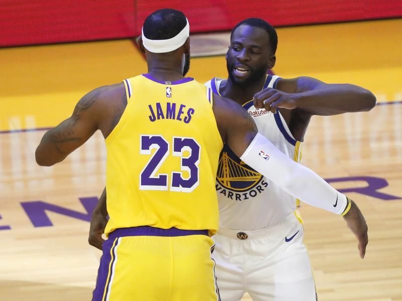 Los Lakers, con James, arrollan a los Warriors