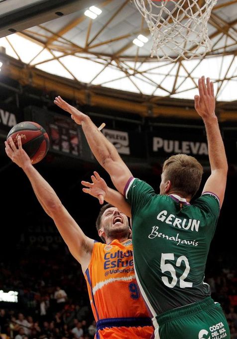 63-79. El físico de un gran Unicaja apabulla a un Valencia sin argumentos