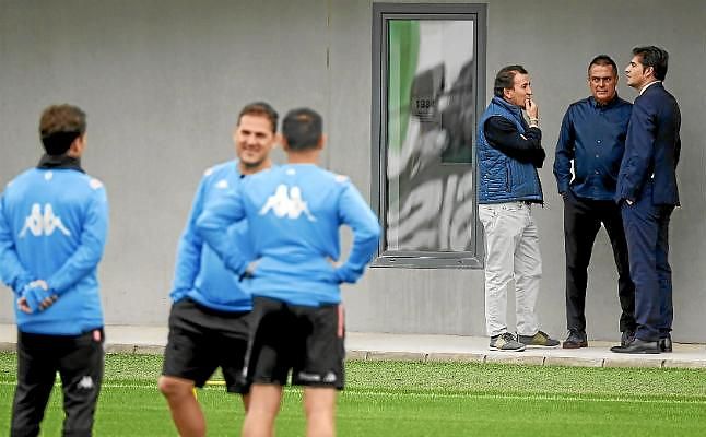 La plana mayor del Betis, atenta en el entrenamiento