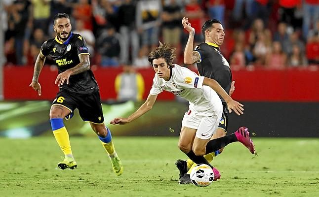 Marcaje en corto del Eintracht a Bryan Gil