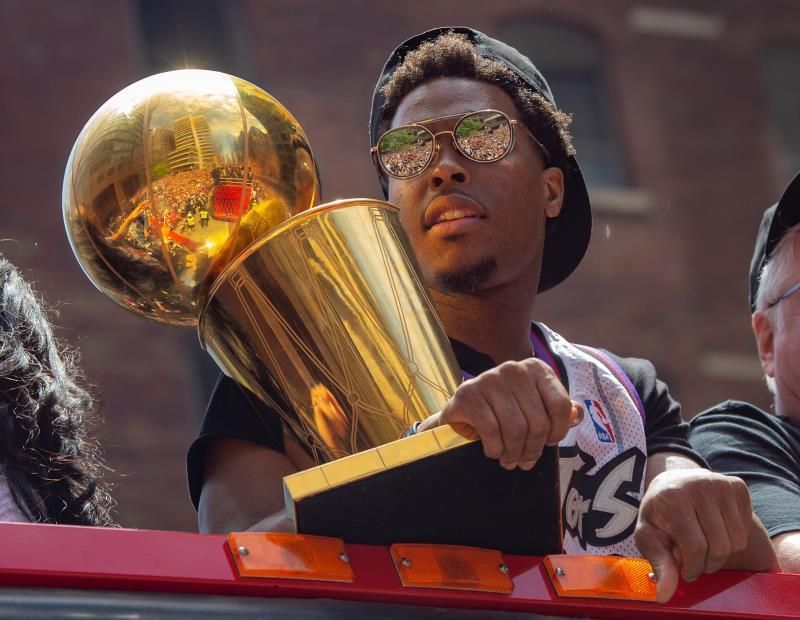 Los Raptors exhiben el trofeo Larry O'Brien y otros recuerdos a sus fans