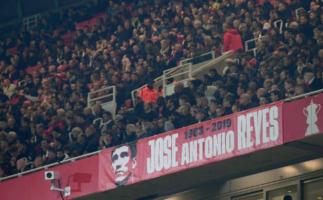 La afición del Arsenal recuerda a José Antonio Reyes