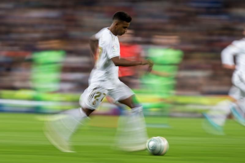 Rodrygo adelanta por la derecha a Bale y Vinicius