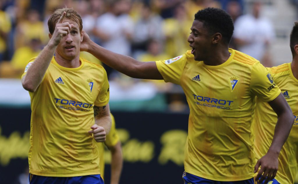 3-1. El Cádiz, más líder con una actuación estelar de Álex Fernández