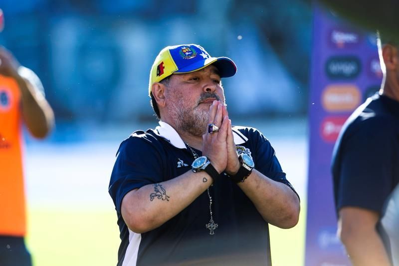 Maradona y jugador rival se desafían en partido que complica a Gimnasia