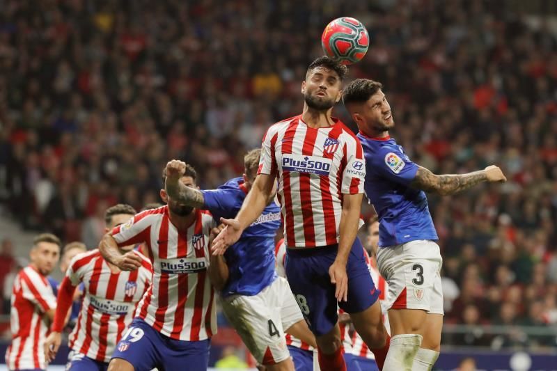 El brasileño Felipe y el colombiano Arias disparan competencia en la defensa del Atlético