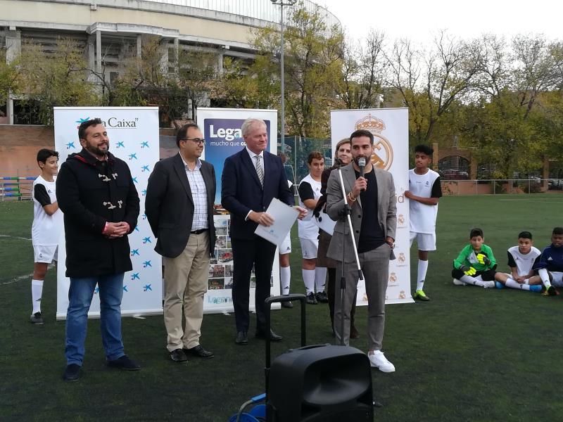 Carvajal apoya los valores socio-deportivos de la escuela madridista en Leganés