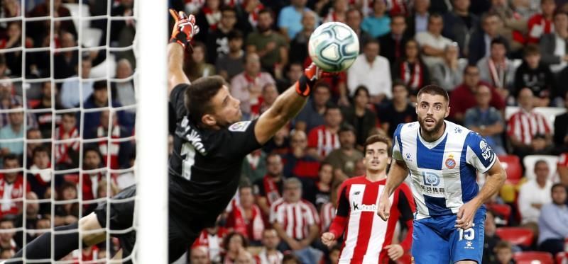 Unai Simón emerge tras un bache para hacerse protagonista