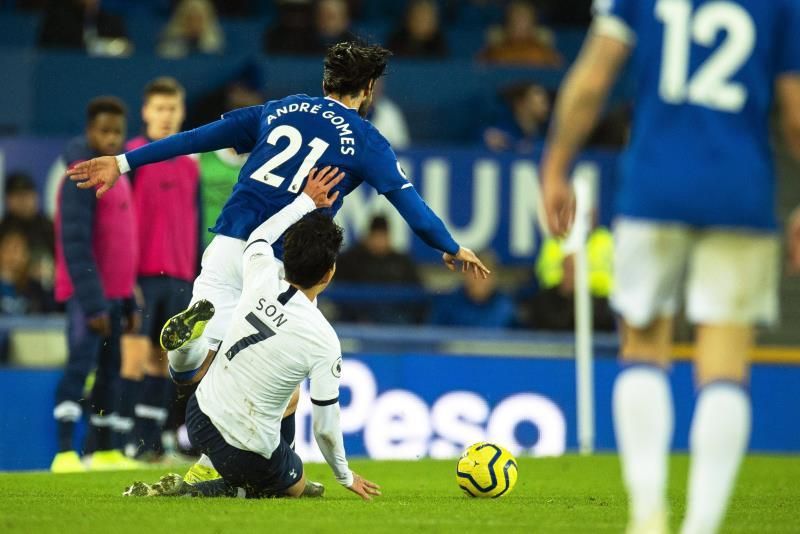 André Gomes sale del hospital después de su grave lesión