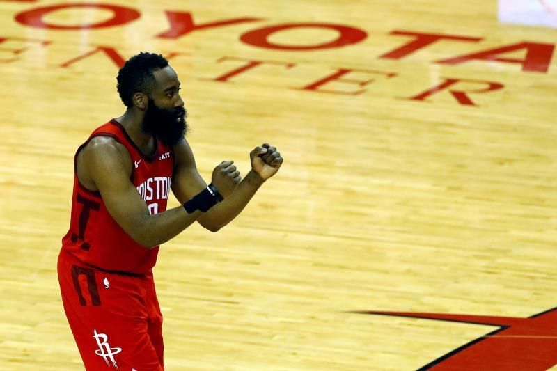 Harden encabeza exhibiciones encestadoras; Suns quitan invicto a Sixers