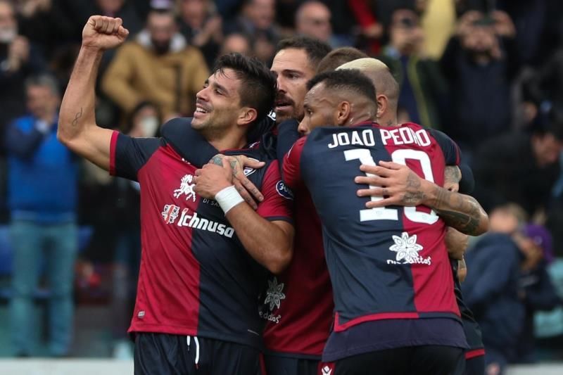 El Cagliari alcanza la tercera plaza con golazo de tacón de Giovanni Simeone