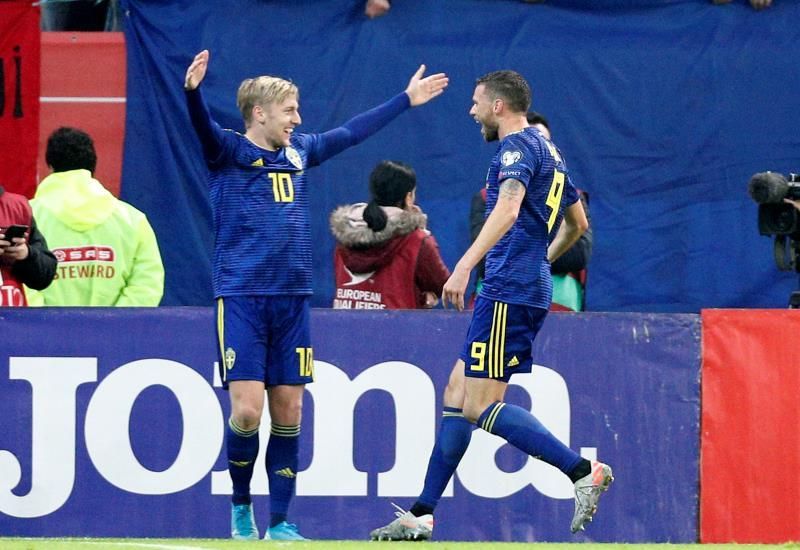 Finlandia hace historia, Suecia completa el pase