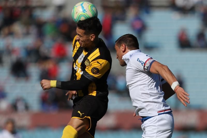 Nacional y Peñarol se miden en un Clásico uruguayo que vale más de tres puntos