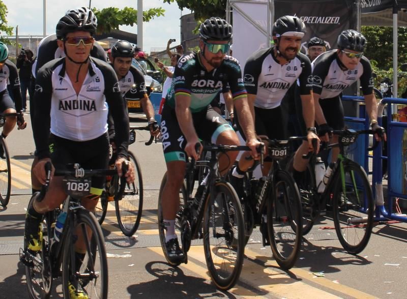 Sagan lidera prueba en Colombia rodeado de unos 1.500 ciclistas aficionados