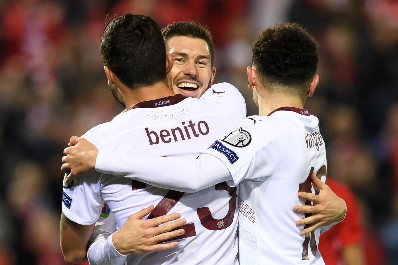 Dinamarca y Suiza, a la Eurocopa