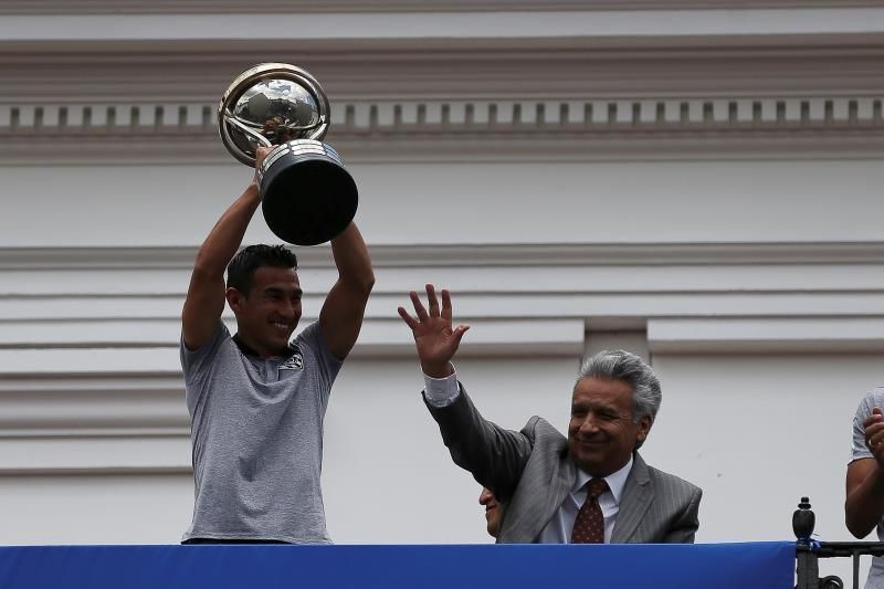 Presidente de Ecuador condecora al campeón Independiente del Valle
