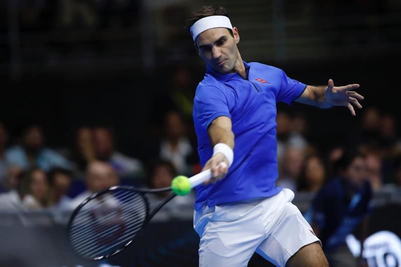Federer gana a Zverev en un partido amistoso en su primera vez en Chile