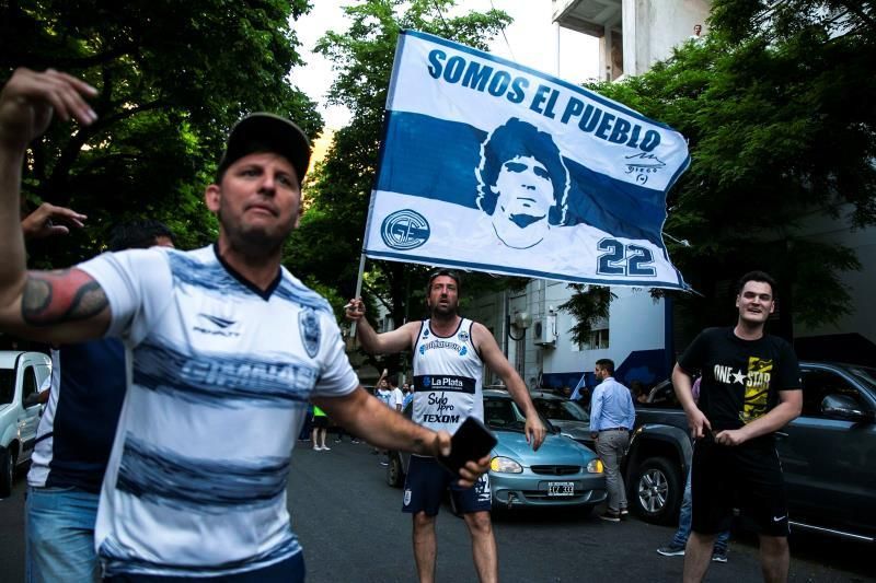 Hinchas de Gimnasia reclaman la continuidad de Maradona como técnico