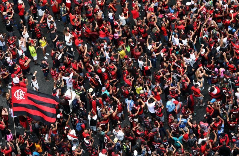 Flamengo se da un baño de masas y la mancha rojinegra toma el centro de Río