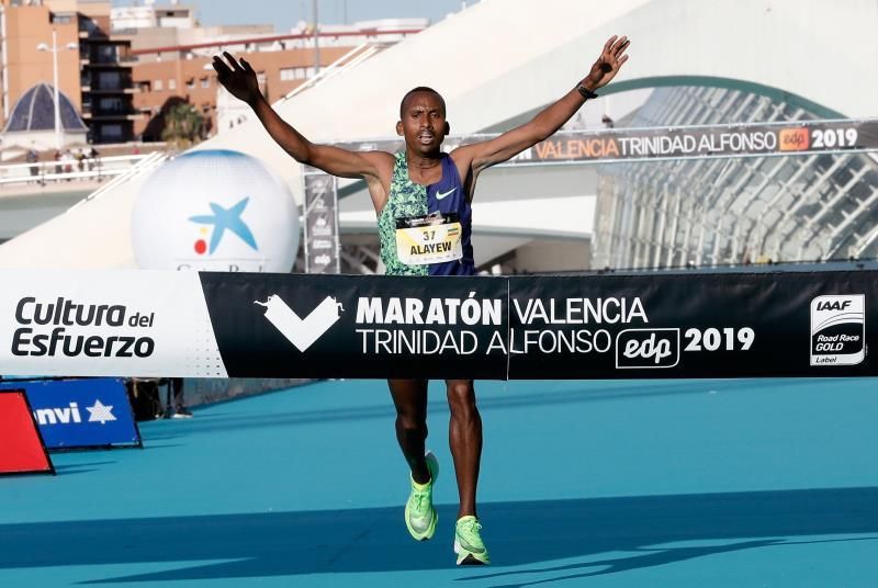 Los etíopes Atanaw y Dereje reinan en el maratón de Valencia