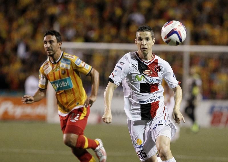 Alajuelense y Herediano disputan el título del fútbol en Costa Rica, en duelo de técnicos argentinos