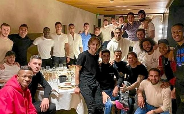 Un palo de golf, un 'tacatá' o un ladrillo, los regalos de la plantilla del Real Madrid