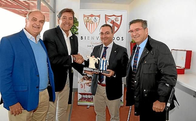Intercambio de obsequios entre Recreativo y Sevilla