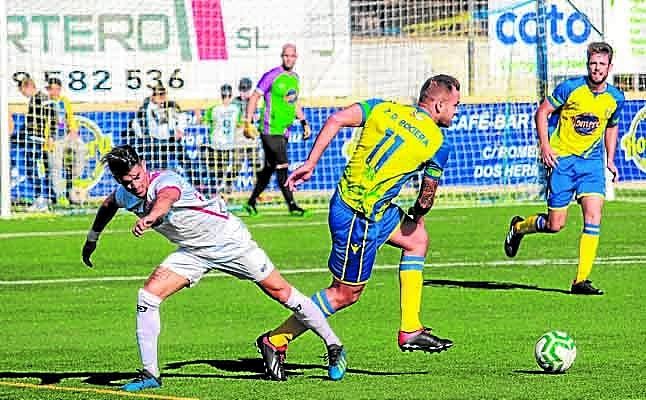 El líder sonríe y los de abajo aprietan