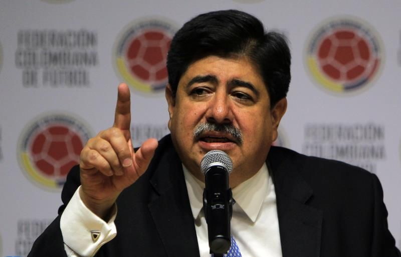 Acusan a tres directivos del fútbol colombiano de recibir sobornos para un contrato