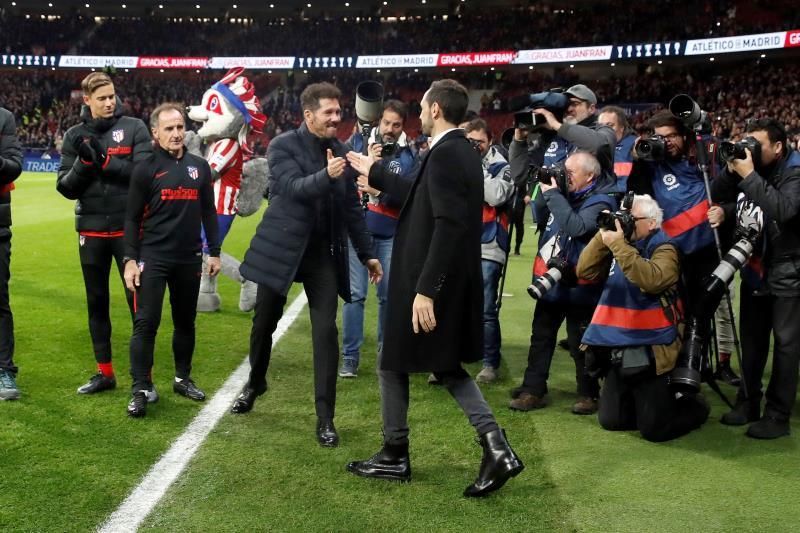 Juanfran, homenajeado por un pasillo de honor de Atlético y Osasuna