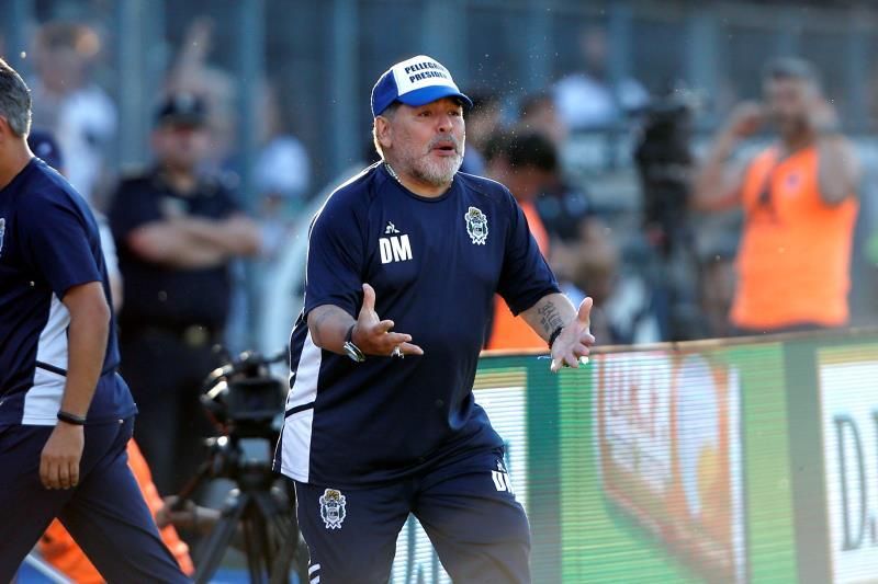 Maradona seguirá como técnico de Gimnasia