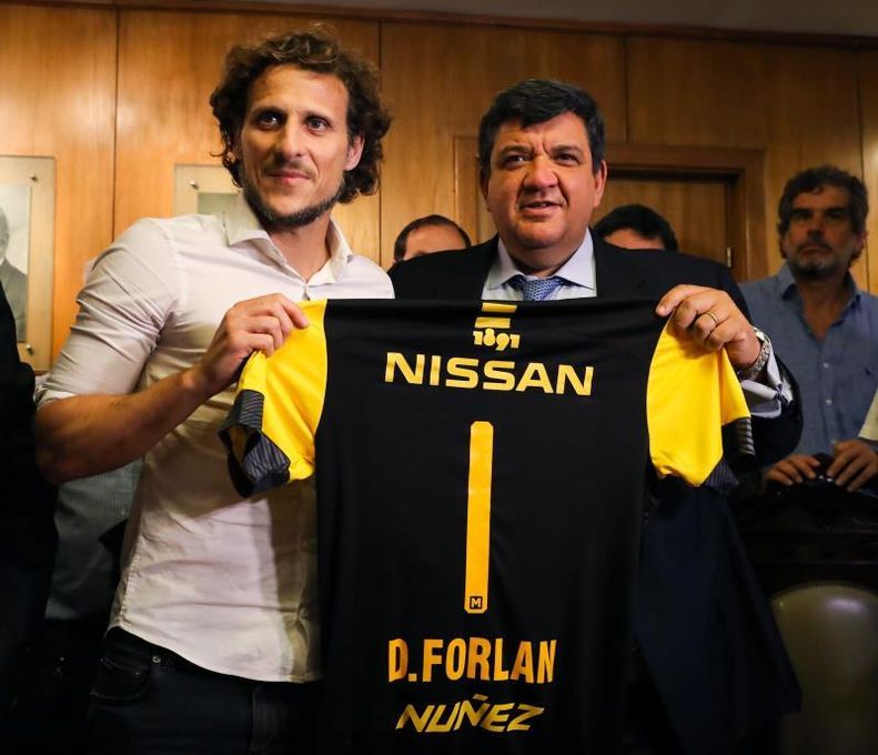 Diego Forlán asume en Peñarol con "una felicidad enorme"