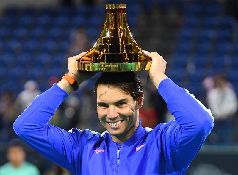 Nadal se impone en la batalla con Tsitsipas y reconquista Abu Dabi