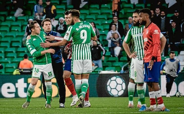 Guardado y Feddal, amonestados al acabar el partido