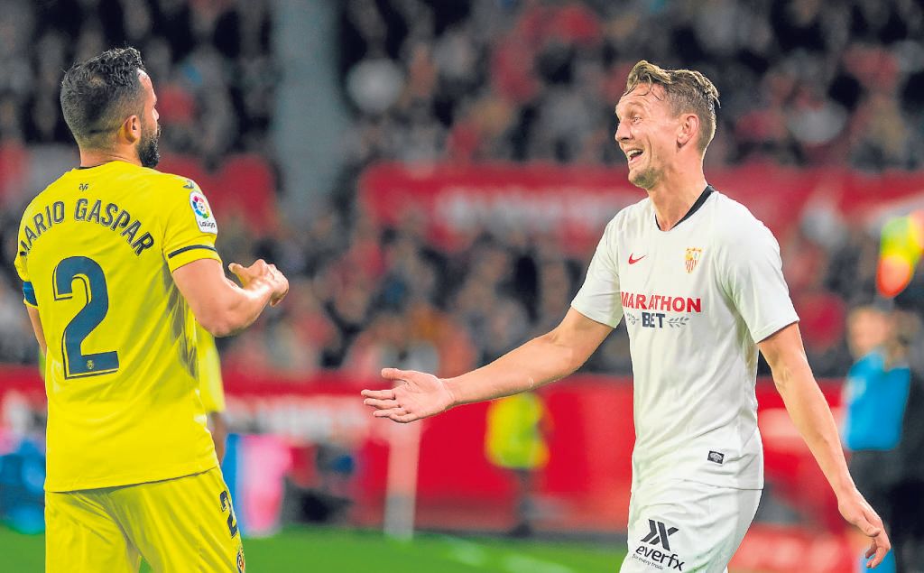 Pitos en Nervión y mimo en Eindhoven para De Jong