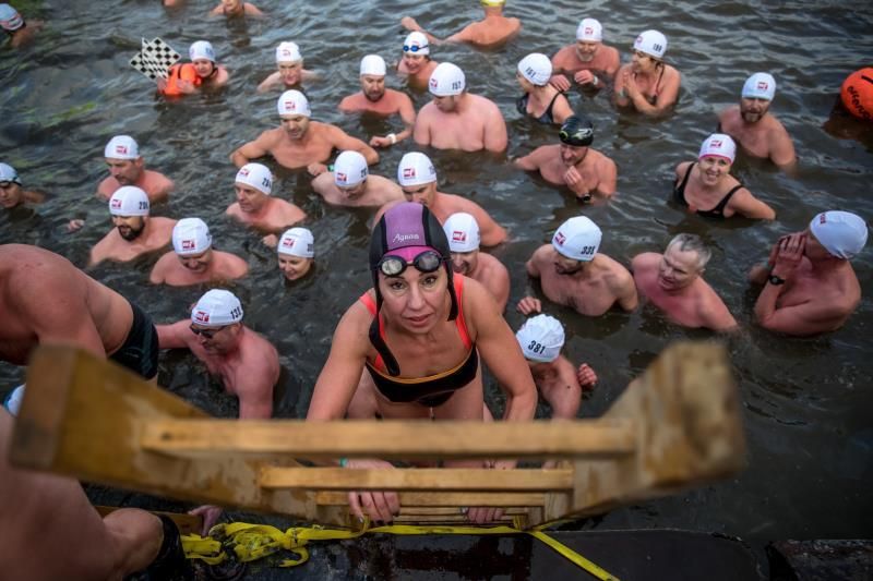 Cuatrocientos nadadores se lanzan al gélido río Moldava