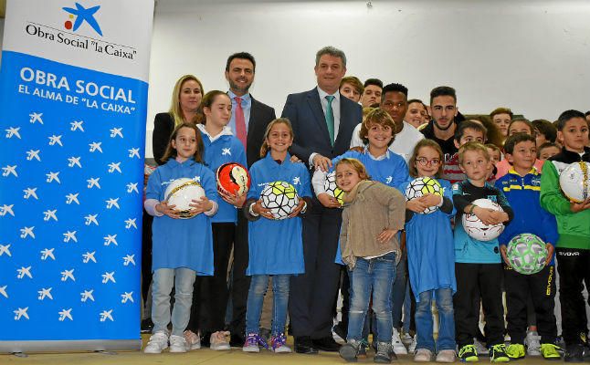 Ansu Fati y Andrés Martín firman 350 balones a niños y niñas de la Sierra Sur gracias a Obra Social 'la Caixa'