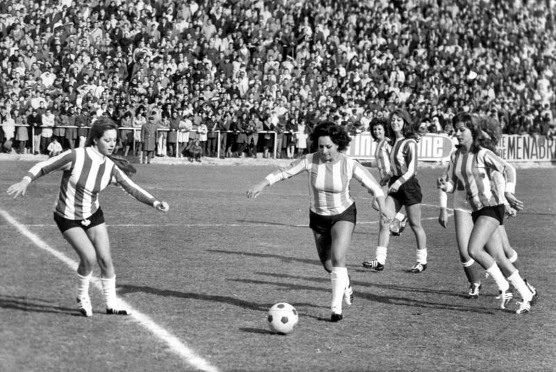 Folclóricas y finolis: el fútbol femenino en la Navidad de otro siglo