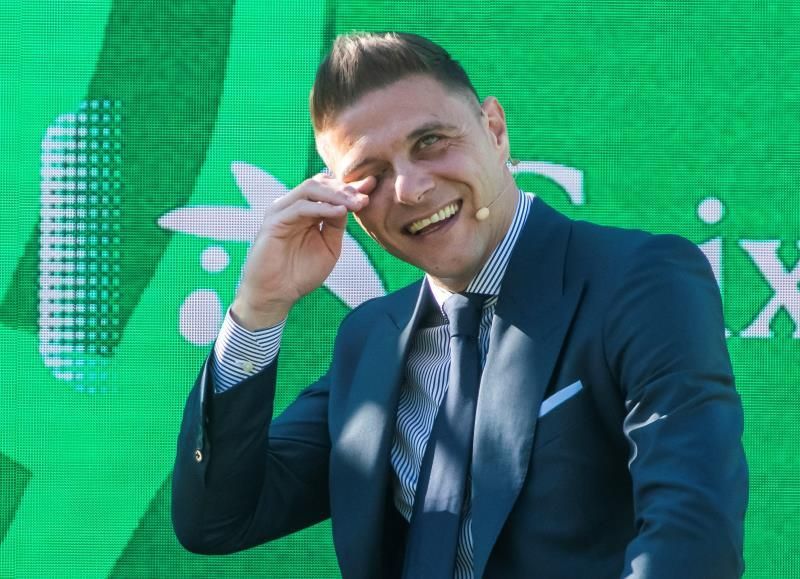 Diez mil aficionados arropan al renovado Joaquín en su vuelta al trabajo