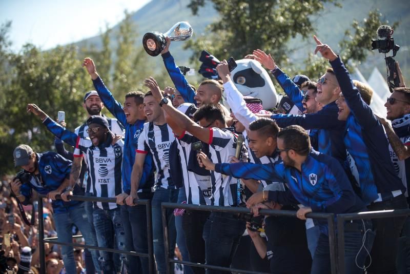 Los Rayados liberan sus emociones en un desfile ante su hinchada en Monterrey