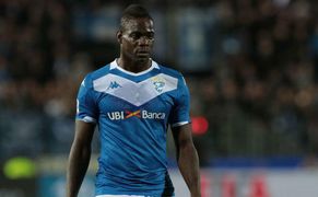 Balotelli estrella su coche contra la casa del vecino