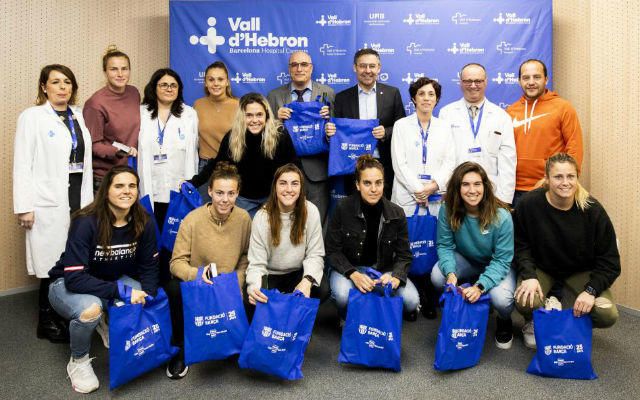 Las jugadoras del Barça reparten ilusión en los hospitales