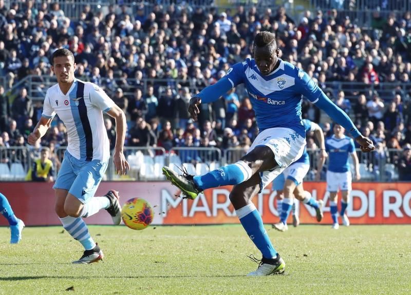 Interrumpido el Brescia-Lazio por cánticos contra Balotelli