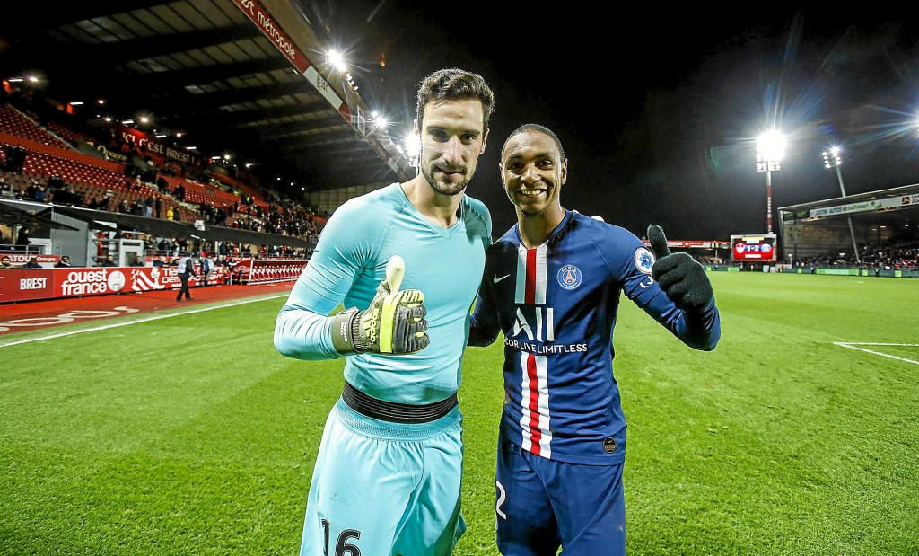 Sergio Rico le para un penalti a Kanouté