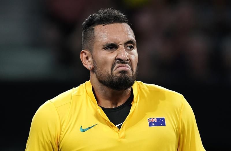 Tsitsipas estampa su raqueta, roza a su padre y su madre le regaña