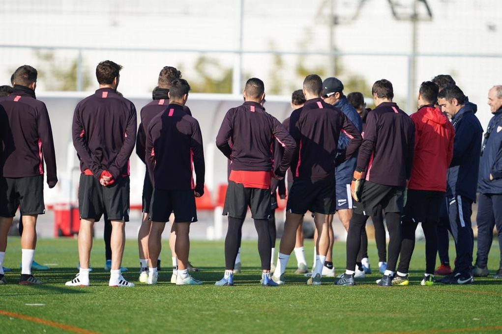 El Sevilla ensaya sobre césped artificial